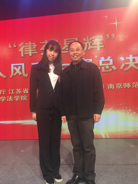 3 伟德国际1946bv官网宋晓副经理向王珺洁同学表示祝贺.JPG 3 伟德国际1946bv官网宋晓副经理向王珺洁同学表示祝贺.JPG